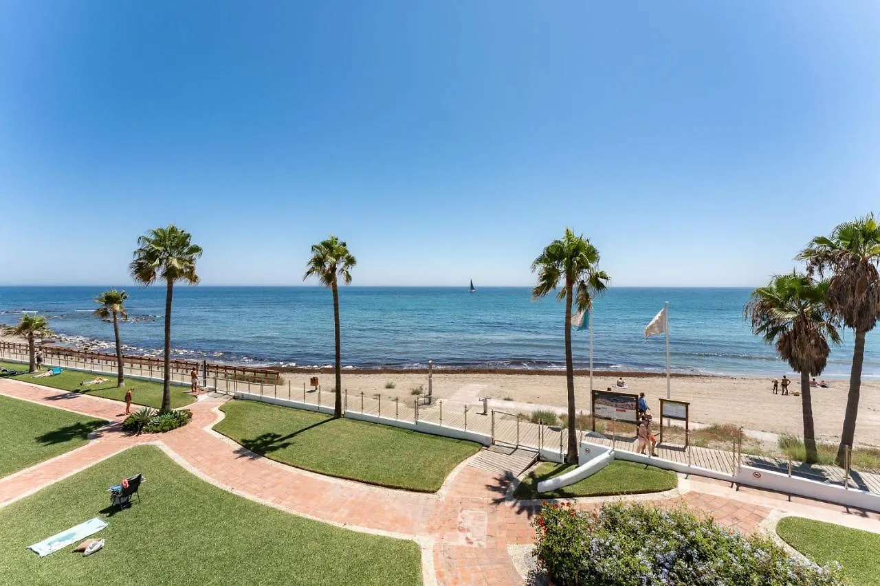 Dona Lola Renata: Beachfront Duplex with Sea Views Sitio de Calahonda